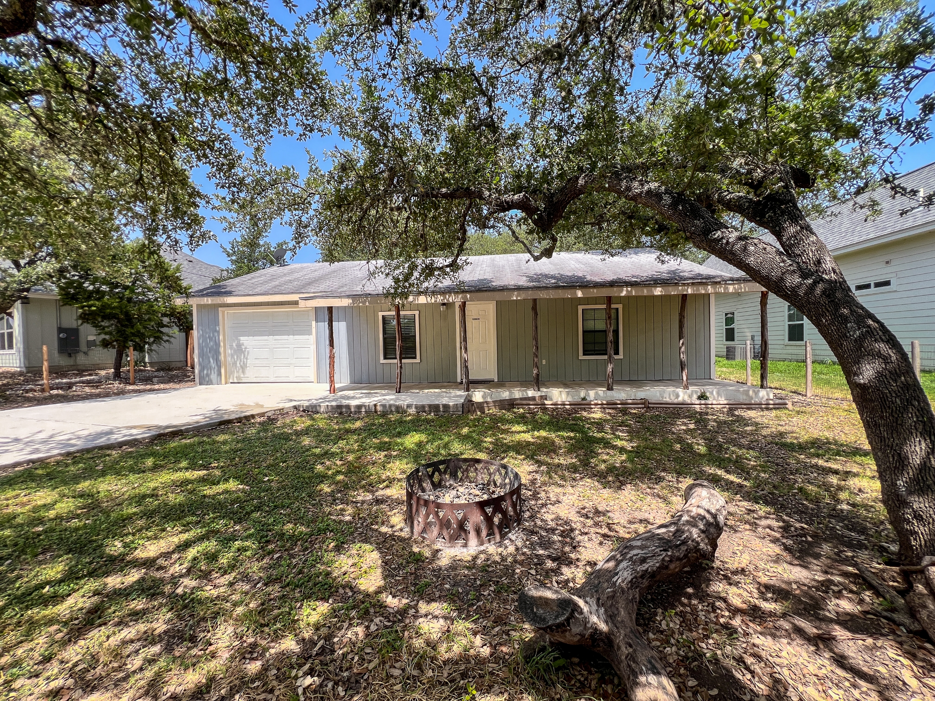 1825 Lakeview Drive